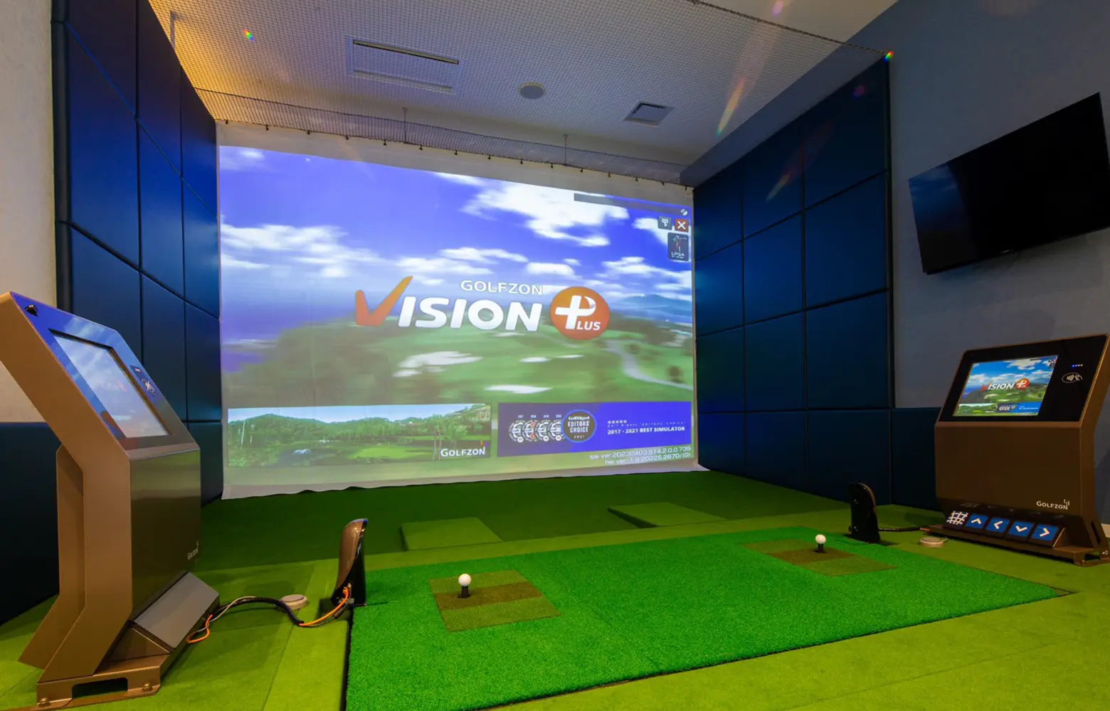 仙台店ではGOLFZONの最高級シミュレーターVISION PLUSの『T2 VISION PLUS』を設置